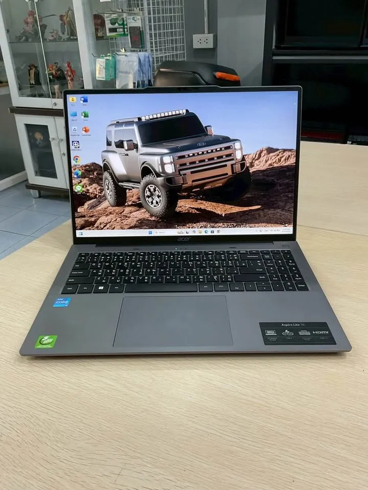 โน้ตบุ๊ก Acer Aspire Lite เปิดหน้าจอบนโต๊ะในร้าน