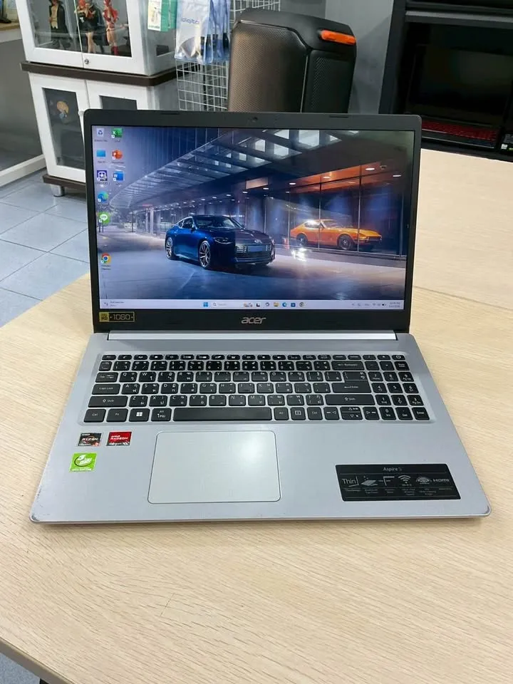 โน้ตบุ๊ก Acer Aspire พร้อมแป้นพิมพ์และหน้าจอ