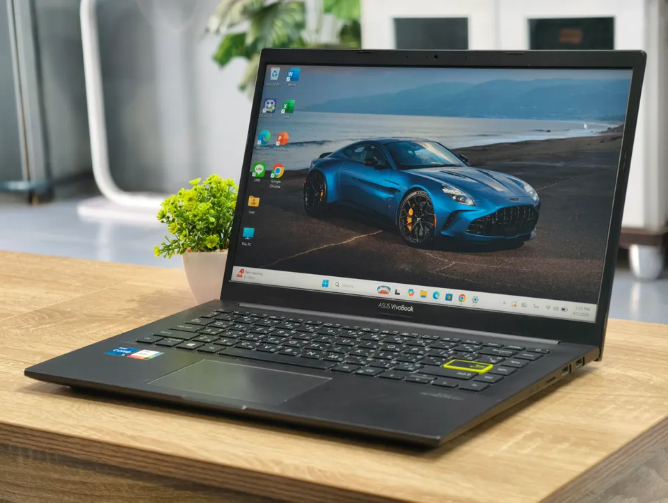 ASUS VivoBook มุมเฉียง เห็นหน้าจอ แป้นพิมพ์ และพอร์ตด้านข้าง