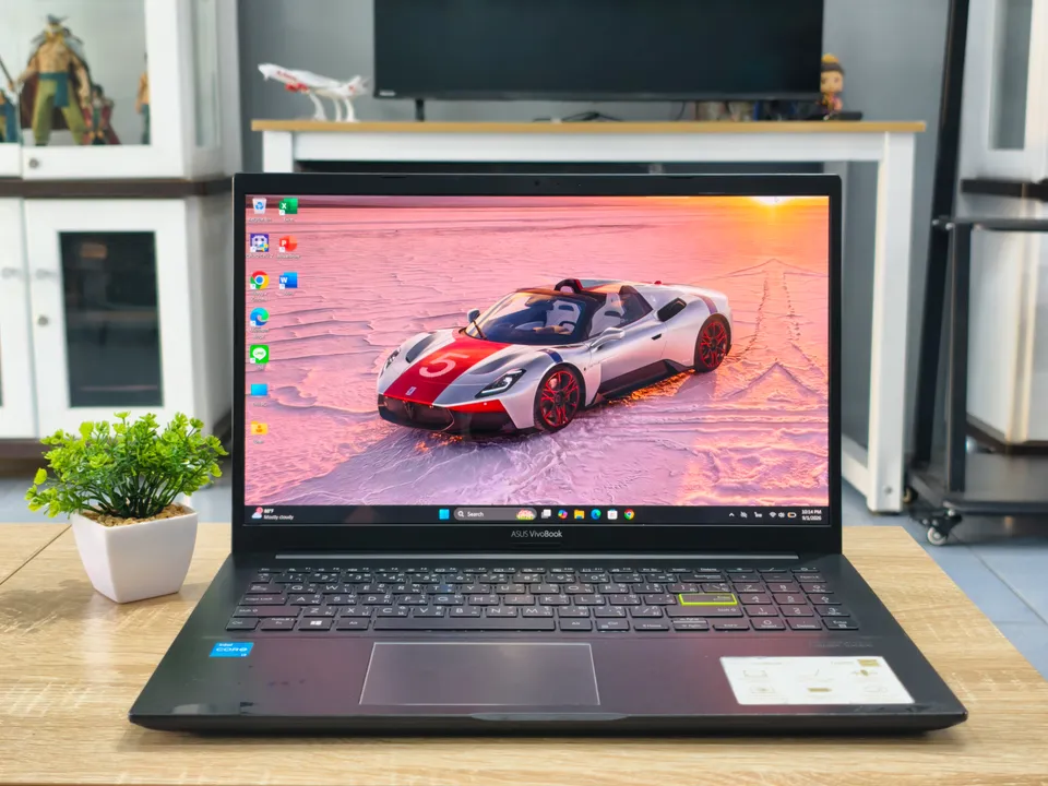 ASUS VivoBook มุมด้านหน้า เห็นหน้าจอและแป้นพิมพ์เต็มเครื่อง