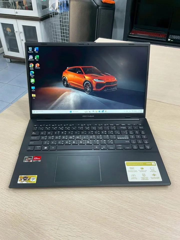 ASUS VivoBook เปิดหน้าจอให้เห็นสภาพจอและแป้นพิมพ์
