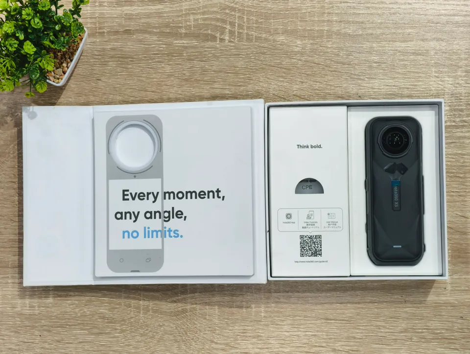 กล้อง Insta360 X5 วางในกล่องพร้อมเอกสารประกอบ