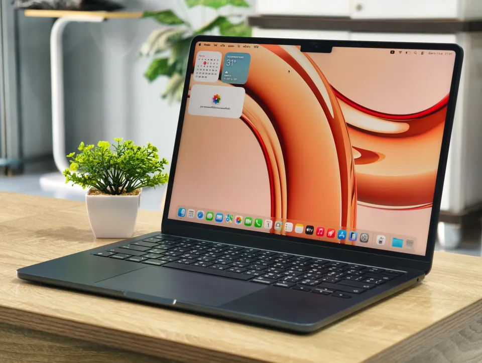 MacBook Air M3 เปิดหน้าจอและแป้นพิมพ์