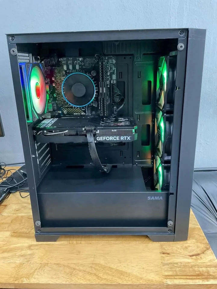 คอมพิวเตอร์เคสสีดำ มุมด้านข้างเห็นการ์ดจอ GeForce RTX