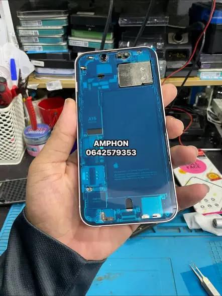 ตัวเครื่อง iPhone เปิดชุดประกอบภายในระหว่างงานซ่อม