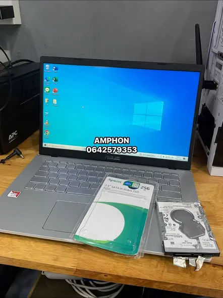 โน้ตบุ๊กพร้อม SSD และฮาร์ดดิสก์ที่เกี่ยวข้องกับงานอัปเกรด